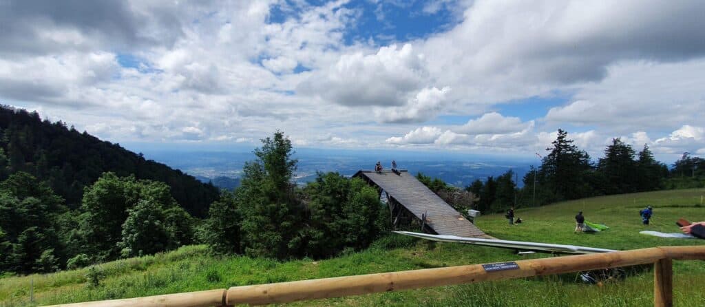 Uitzicht bij Bergwelt Kandel - paragliders