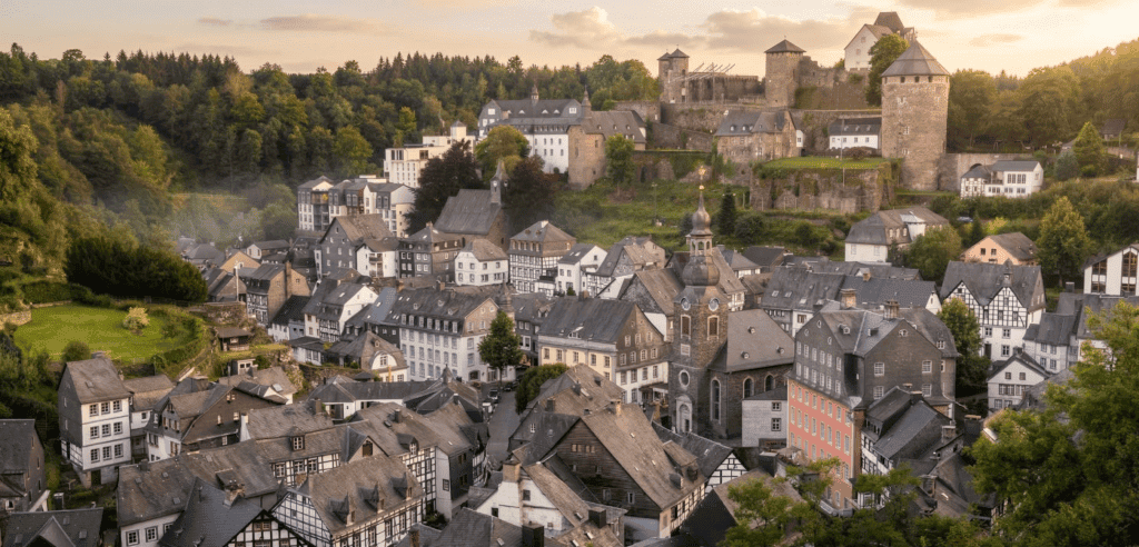 Luchtbeeld van Monschau: een ideale tussenstop tijdens een motorroute in de Eifel
