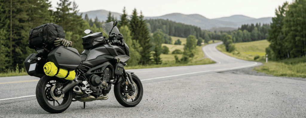 Slim ingepakte motor met koffers, tanktas en bagage klaar voor een meerdaagse motortrip.