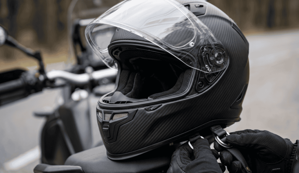 Close-up van motorhelm met focus op pasvorm en ventilatie