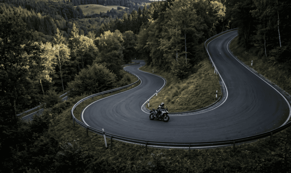 Motorrijder op een bochtige weg in de Eifel nabij de Nürburgring, met technisch asfalt en hoogteverschil